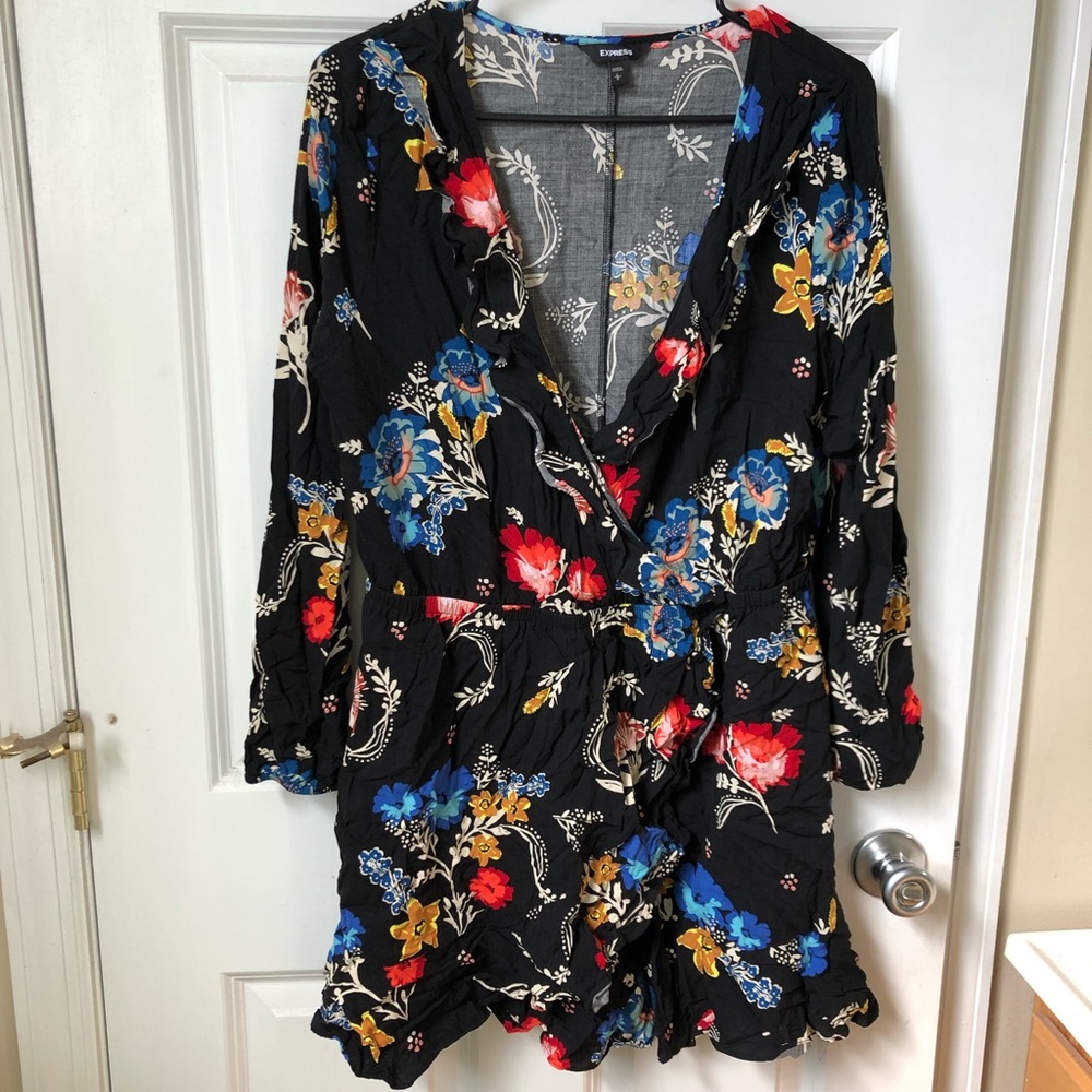 EUC floral ruffled v-neck dress